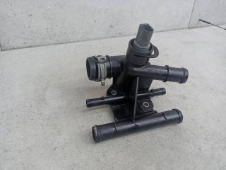 фланец (тройник) системы охлаждения Volkswagen Golf 6 поколение 2011, 2.0 л., бензин, 06F121133H