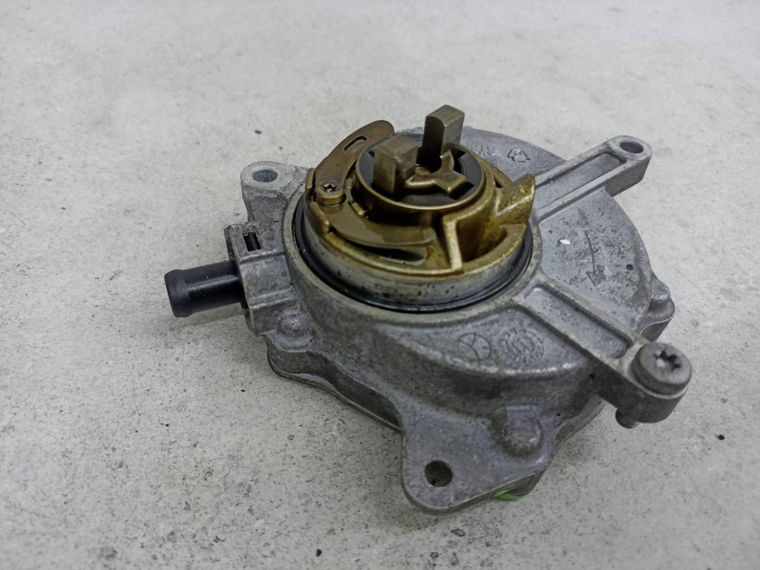 насос вакуумный Volkswagen Golf 6 поколение 2011, 2.0 л., бензин, 06D145100H - фото №1