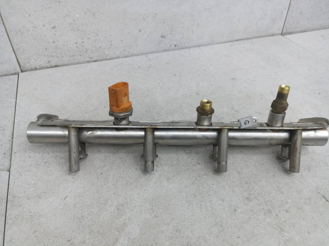 топливная рампа Volkswagen Golf 6 поколение 2008, 2.0 л., бензин, 06F133317 - фото №1