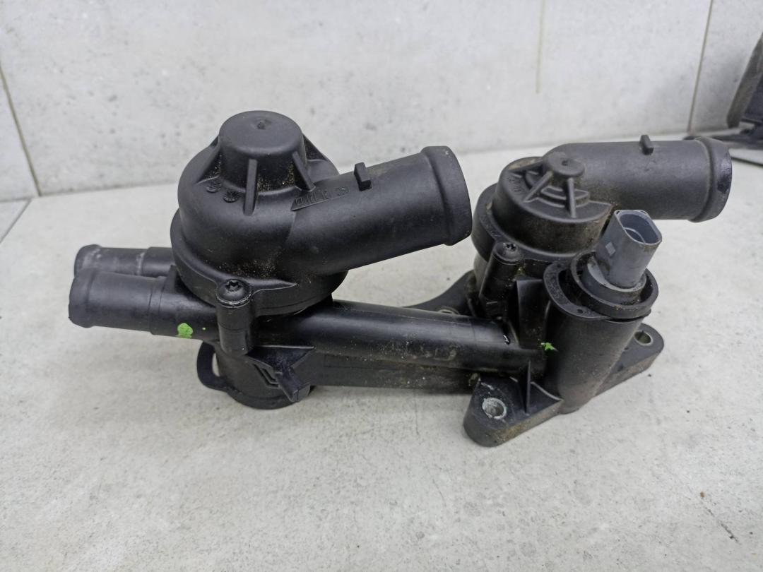 корпус термостата Volkswagen Golf 5 поколение 2009, 1.4 л., BLG, бензин, 03C121118D - фото №1