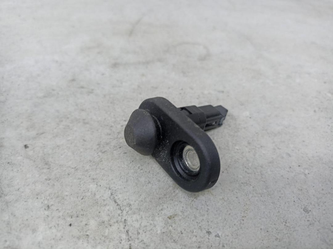 концевик дверной Toyota C-HR 1 поколение AX10 (2016 - 2019), 8423160070 - фото №1