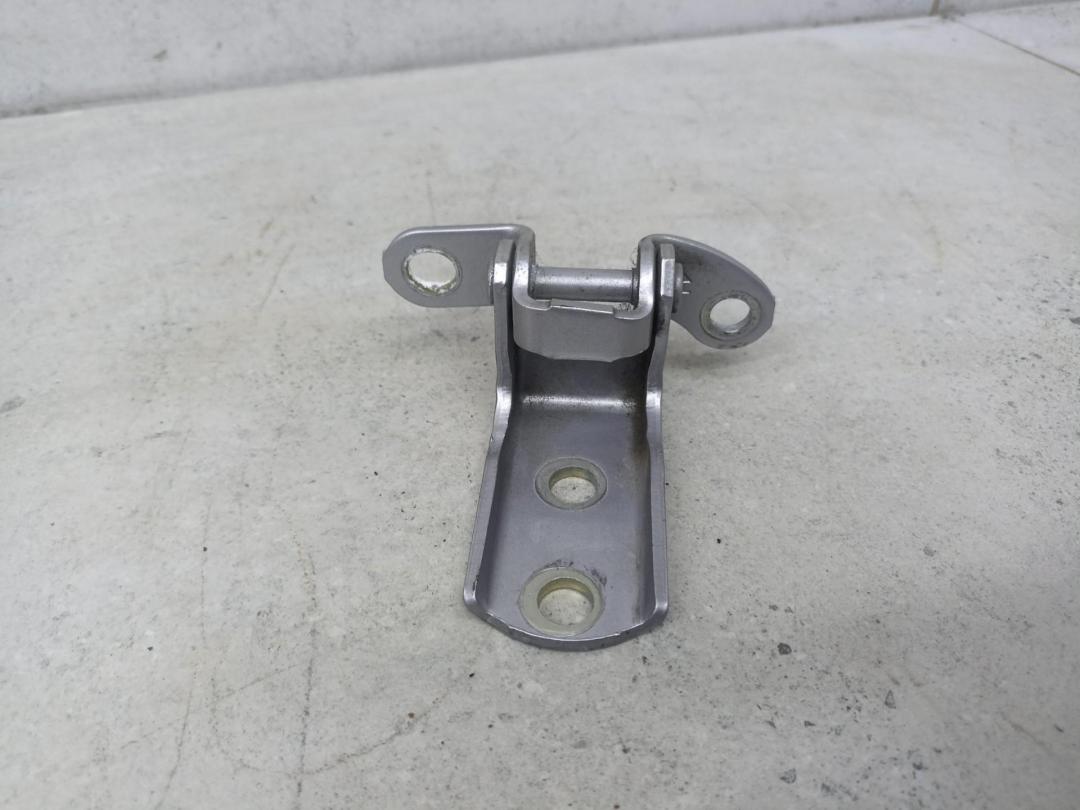 петля двери Toyota C-HR 1 поколение AX10 (2016 - 2019), 68720-02060 - фото №1