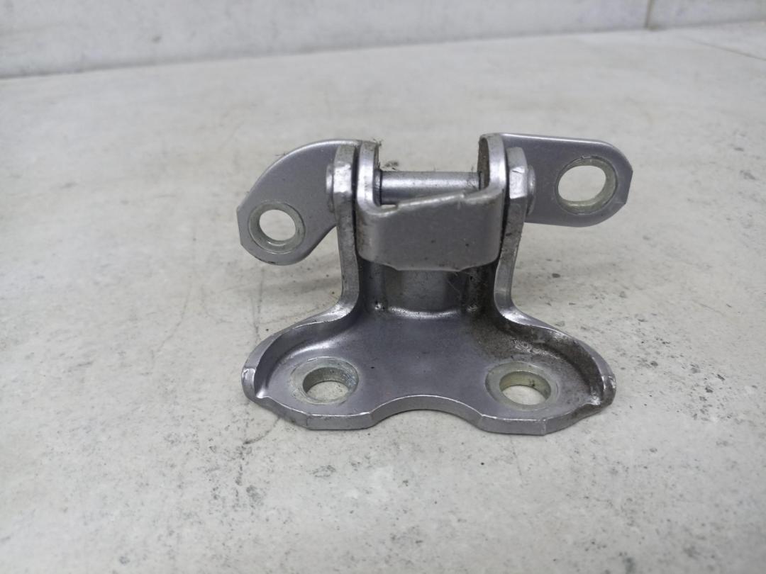 петля двери Toyota C-HR 1 поколение AX10 (2016 - 2019), 6876020122 - фото №1