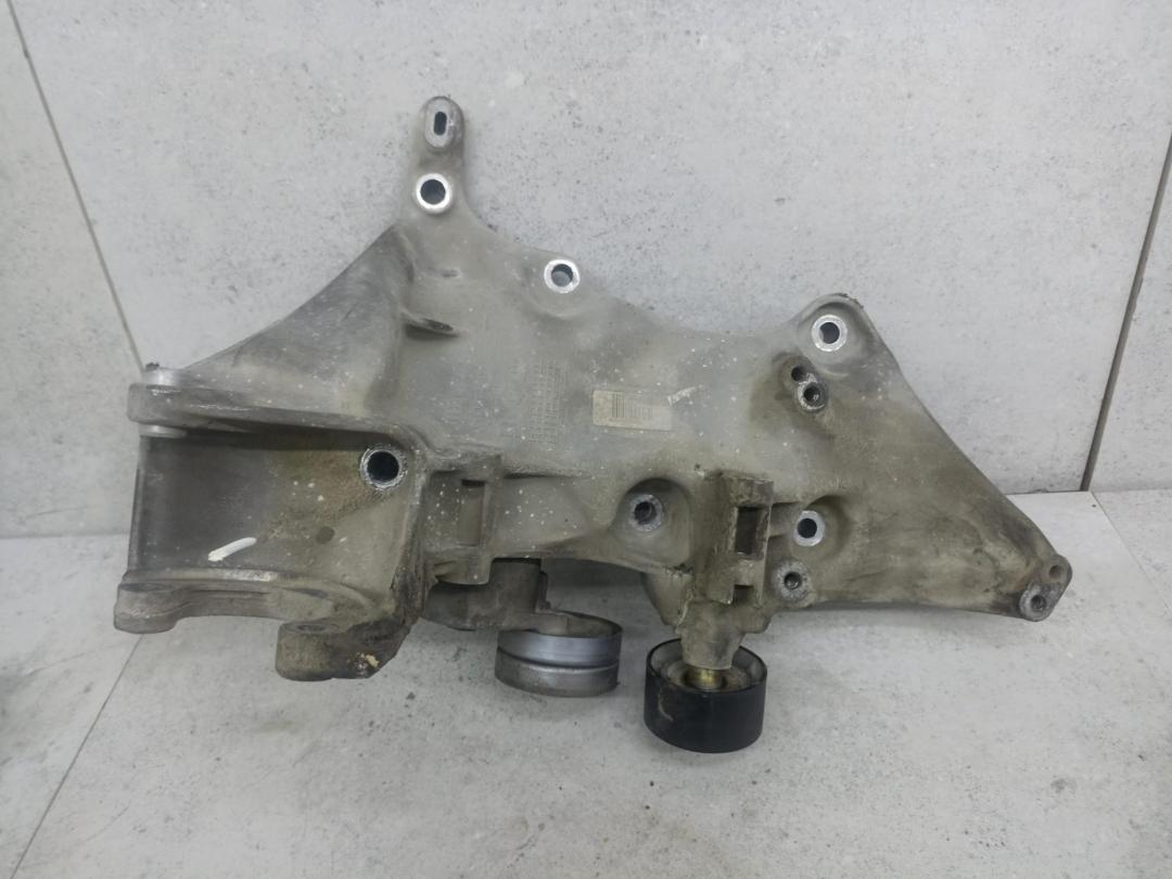 кронштейн генератора Renault Duster 1 поколение 2015, 8201033565 - фото №1