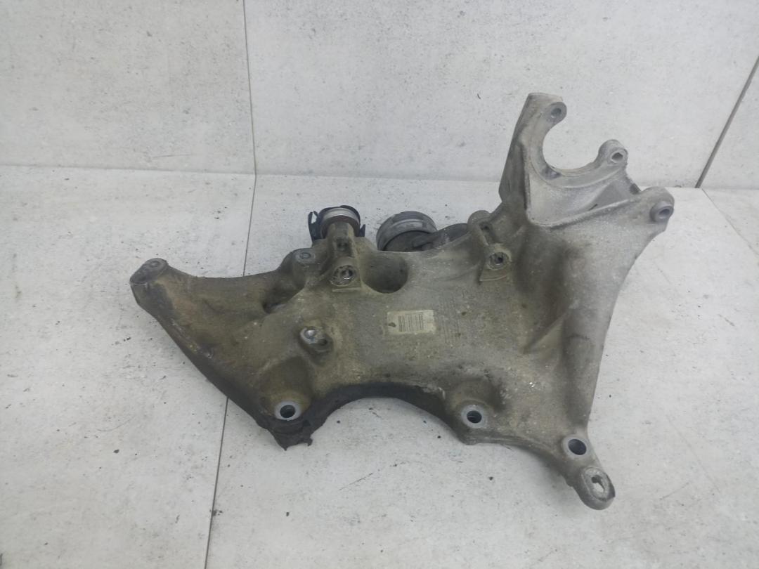 кронштейн генератора Renault Duster 1 поколение 2014, 8201033565 - фото №1