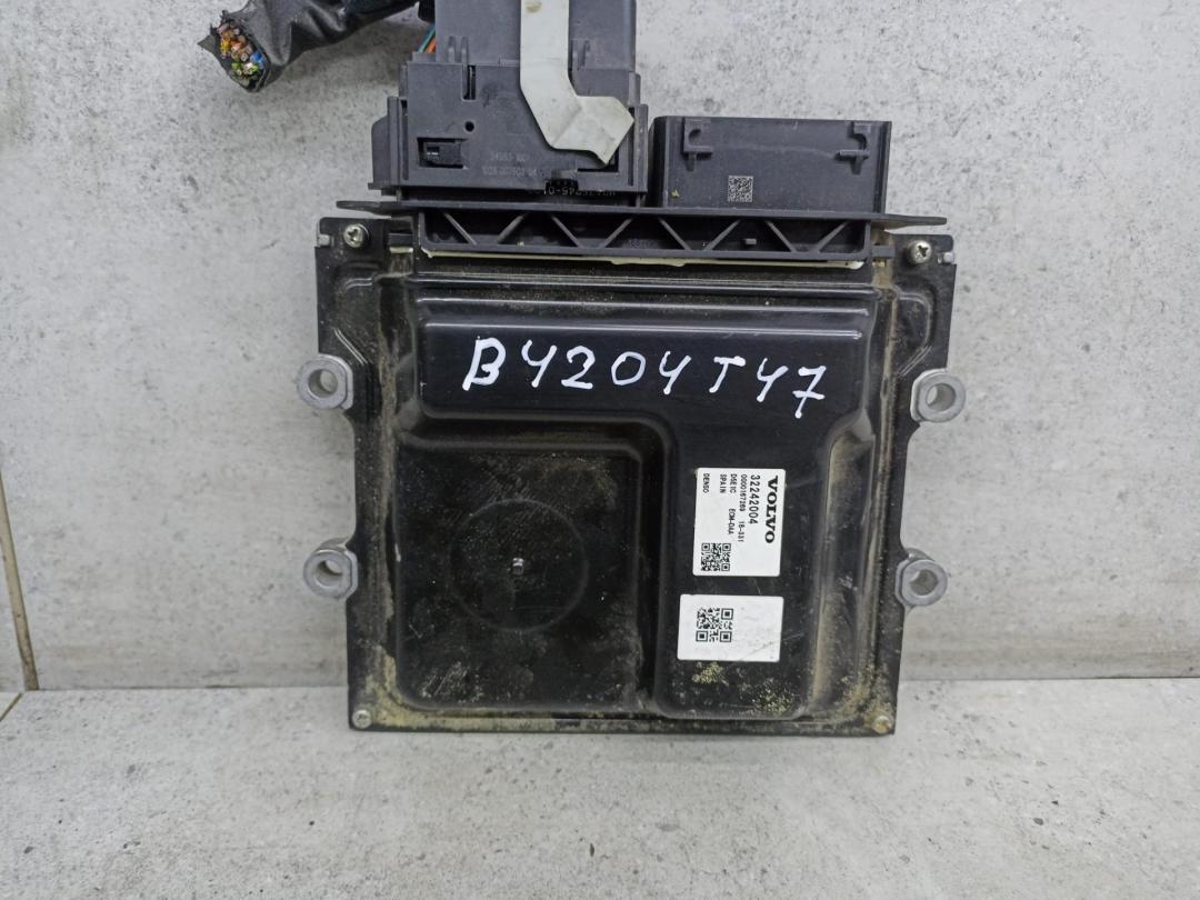 блок управления двигателем Volvo XC40 1 поколение (2017 - 2026), 32242004 - фото №1