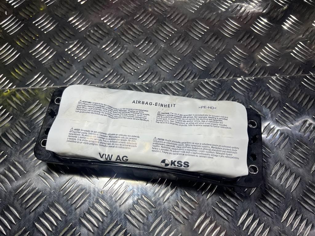 подушка безопасности коленная Porsche Macan 1 поколение 2018, 95B880204 - фото №1