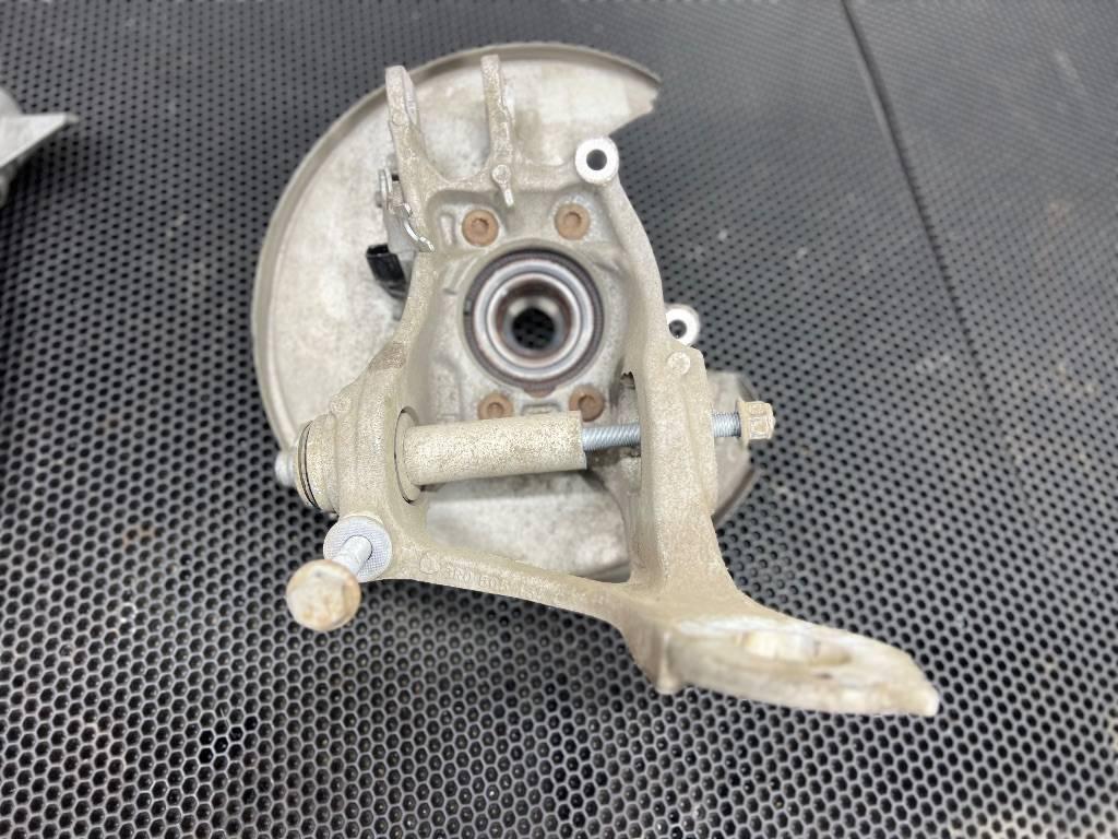 кулак задний левый Porsche Macan 1 поколение 2017, 8R0505435C - фото №1