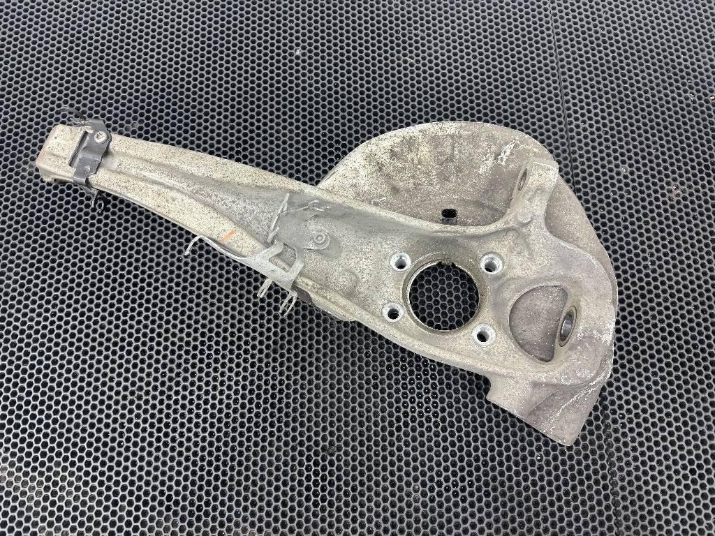 кулак поворотный правый Volkswagen Touareg 2 поколение 2014, 7P0407246A - фото №1