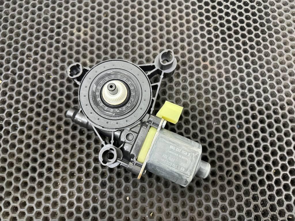 моторчик стеклоподъемника Porsche Macan 1 поколение 2017, 5Q0959802 - фото №1