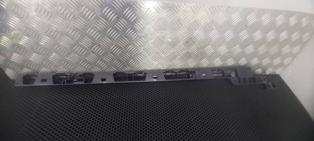 кронштейн (крепление) Porsche Macan 1 поколение 2018, 95B853558B - фото №1