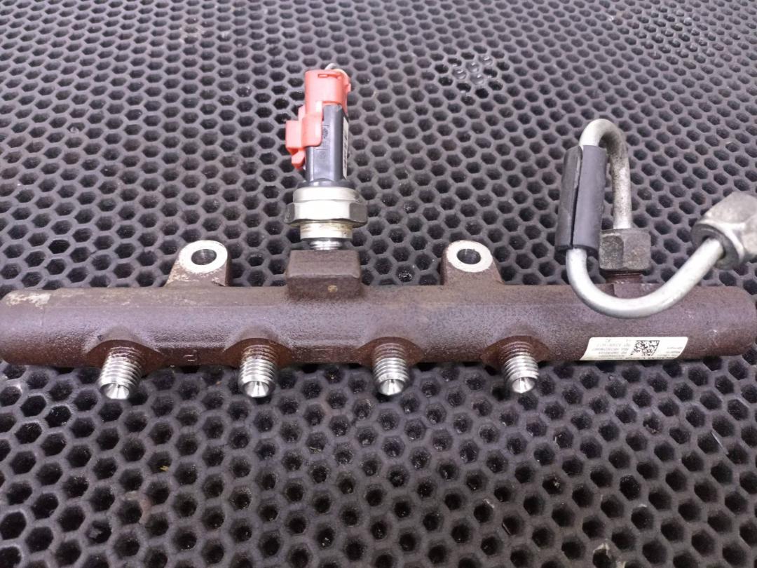 топливная рампа Renault Megane 3 поколение 2012, H8200296867, 8200815617 - фото №1