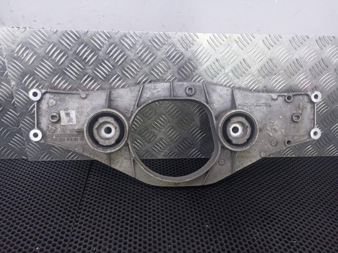 кронштейн редуктора Mercedes-Benz S-Класс W222/C217/A217 2016, 3.0 л., M 276.824, бензин, A2213520206 - фото №1