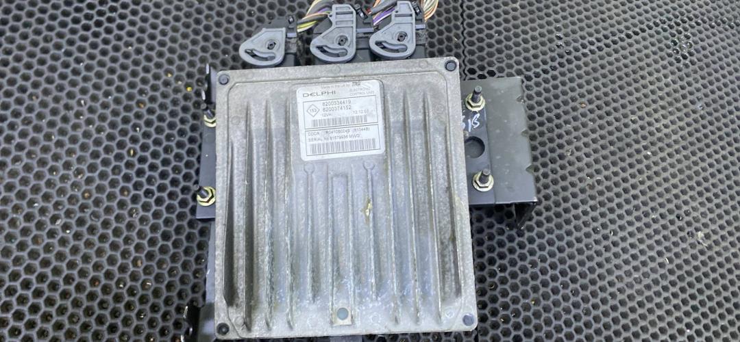 блок управления двигателем Renault Megane 2 поколение 2005, 8200334419 - фото №1