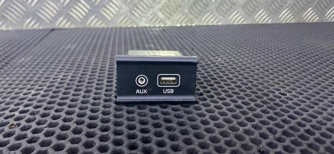 блок управления USB Kia Sorento 3 поколение (2015 - 2018), 96120-C5100 - фото №1