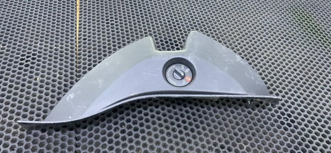 консоль салона Renault Megane 4 поколение 2019, 689205425R - фото №1