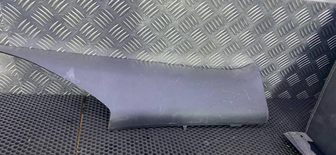 обшивка стойки Ford Mustang 6 поколение S550, FR3B-63331011 - фото №1