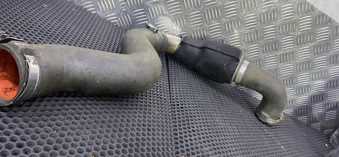 патрубок интеркулера Renault Trafic 2 поколение 2006, 8200648187 - фото №1