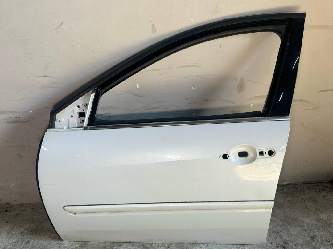 дверь передняя левая Renault Laguna 3 поколение 2008, 8011110002R - фото №1