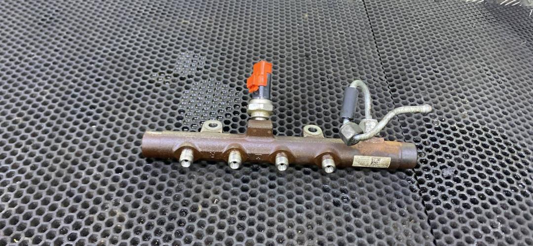 топливная рампа Renault Megane 3 поколение 2012, 8200815617 - фото №1