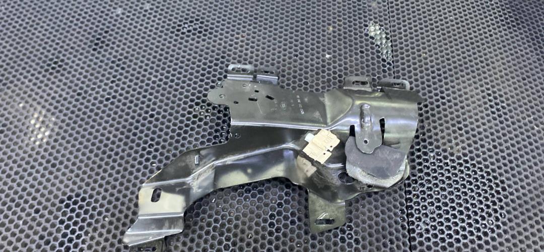 кронштейн (крепление) Land Rover Range Rover Sport 2 поколение 2014, GK62611J02AA - фото №1