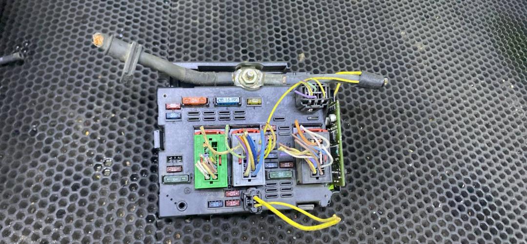 блок предохранителей IVECO Daily 4 поколение (2006 - 2011), PA6-GB20GF10 - фото №1