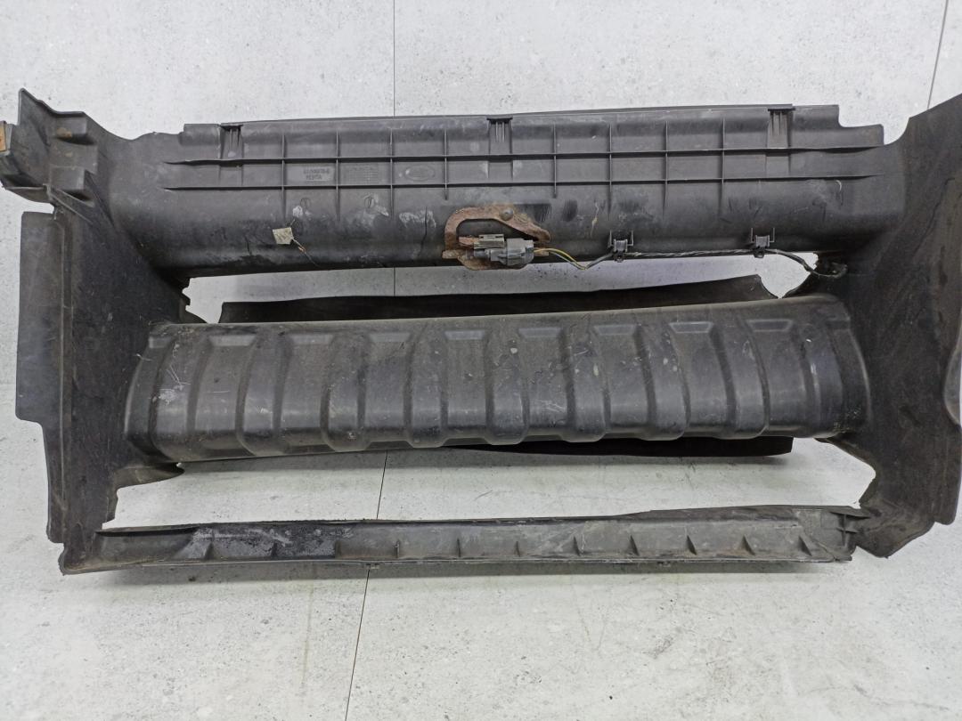 воздуховод (дефлектор) радиатора Land Rover Range Rover Sport 1 поколение 2009, DXJ500060P, DXJ500070D - фото №1