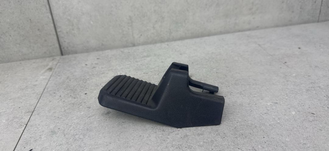 заглушка крепления ремня безопасности Toyota Hilux 8 поколение (2015 - 2020), 72157-KK010 - фото №1