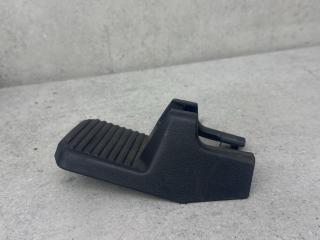 заглушка крепления ремня безопасности Toyota Hilux 8 поколение (2015 - 2020), 72157-KK010