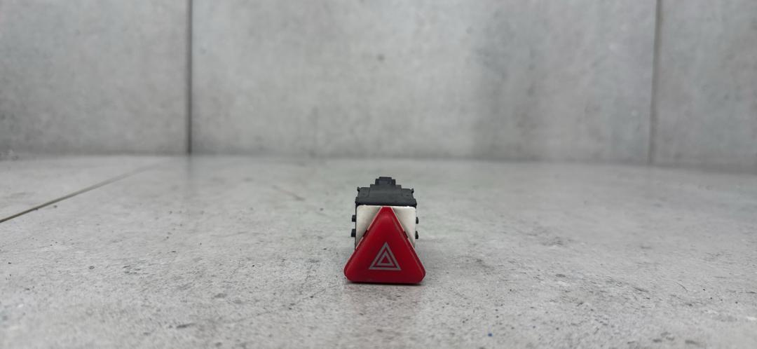 кнопка аварийной сигнализации Volkswagen Transporter T5 (2003 - 2009), 6Y0953235 - фото №1