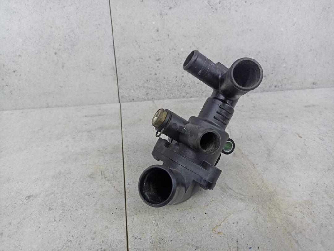 корпус термостата Ford Transit 8 поколение 2016, 2.2 л., CYF5, дизель, BK2Q8A586AB - фото №1