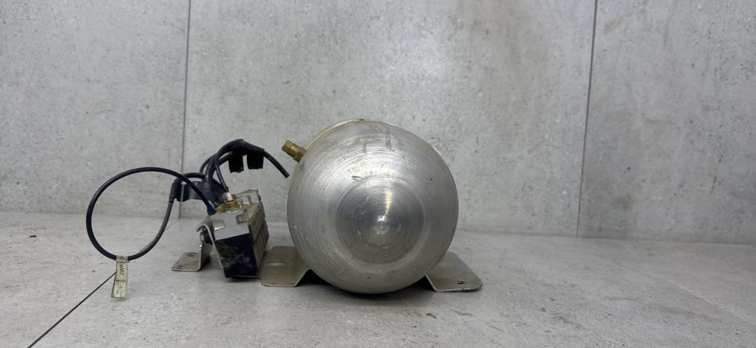 блок клапанов пневмоподвески Jaguar XJ 3 поколение, 2W935B696AE - фото №1