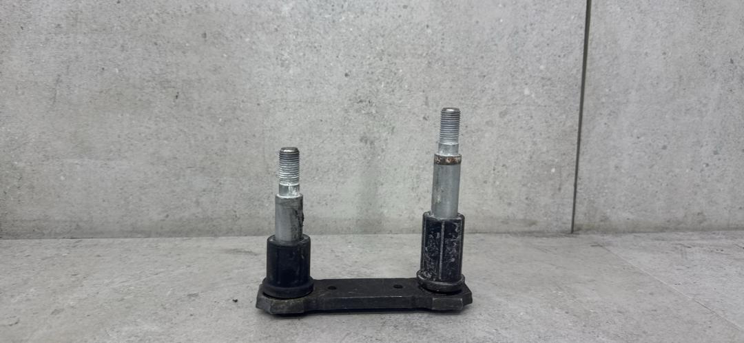 серьга рессоры Toyota Hilux 8 поколение (2015 - 2020), 04483-KK010 - фото №1