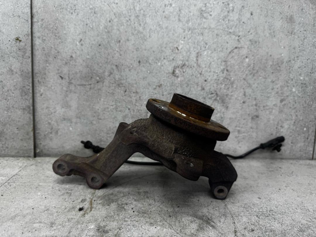 кулак поворотный левый Renault Logan 1 поколение (2004 - 2009), 400146275 - фото №1