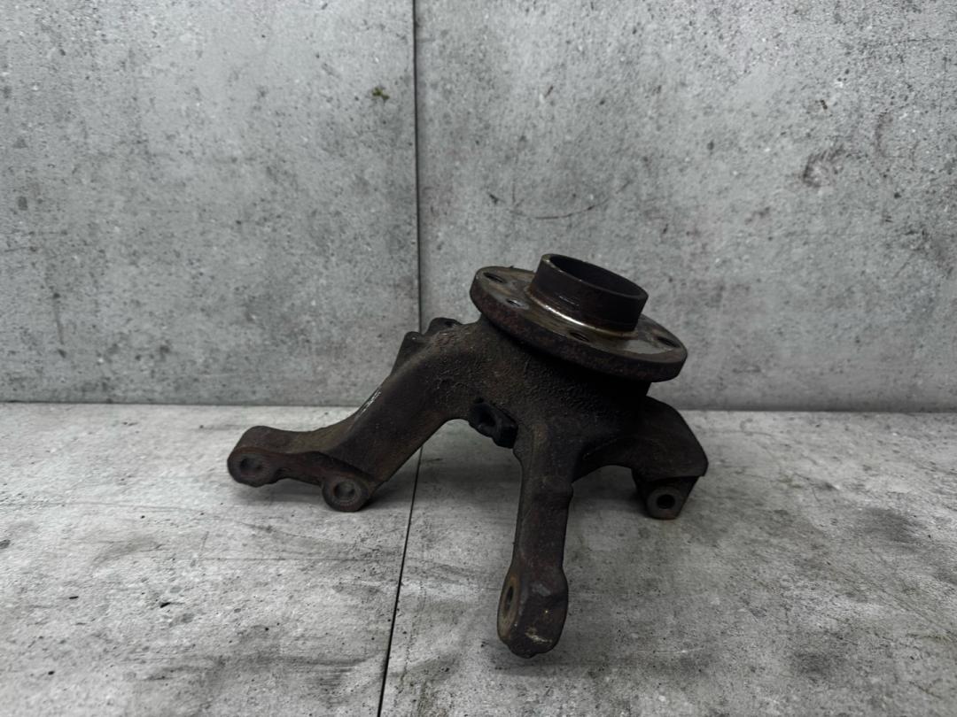 кулак поворотный правый Renault Logan 1 поколение (2004 - 2009), 400146275 - фото №1