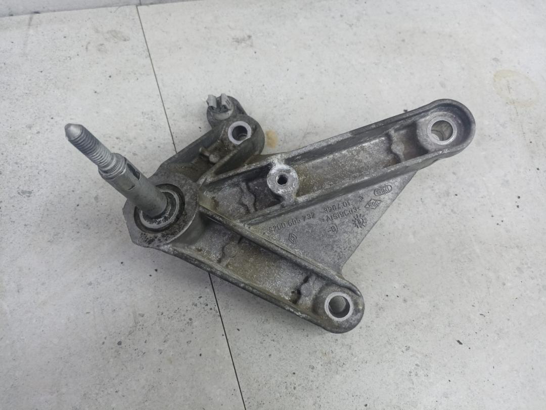 кронштейн двигателя Renault Duster 1 поколение 2011, 1.6 л., 8200605732 - фото №1