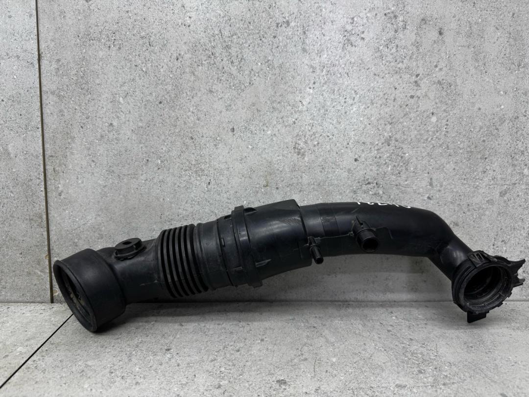 патрубок интеркулера Peugeot 208 2 поколение 2019, 9824569380 - фото №1