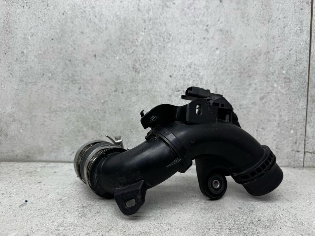 патрубок интеркулера Peugeot 208 2 поколение 2020, 9812736080 - фото №1