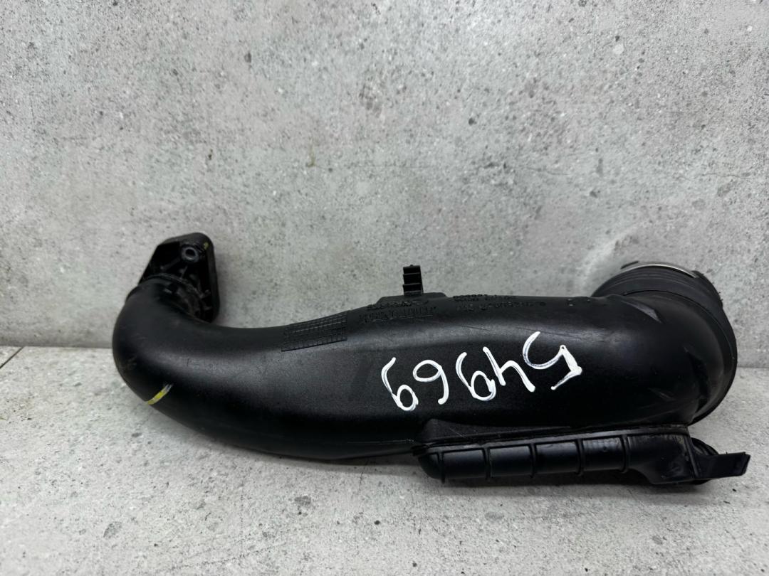 патрубок интеркулера Renault Duster 1 поколение 2012, 8200921878 - фото №1