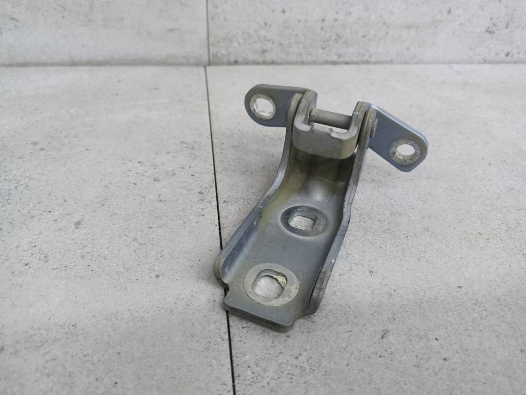 петля двери Chevrolet Cruze 1 поколение 2010, 13501711 - фото №1