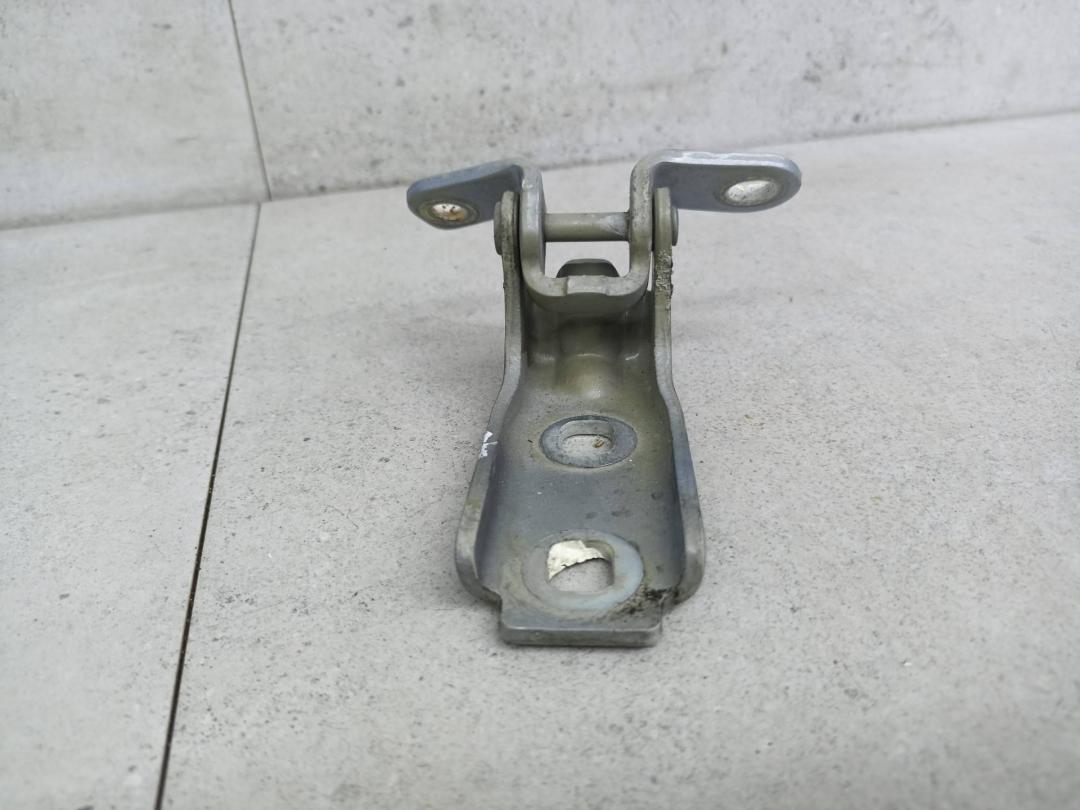 петля двери Chevrolet Cruze 1 поколение 2010, 13501712 - фото №1