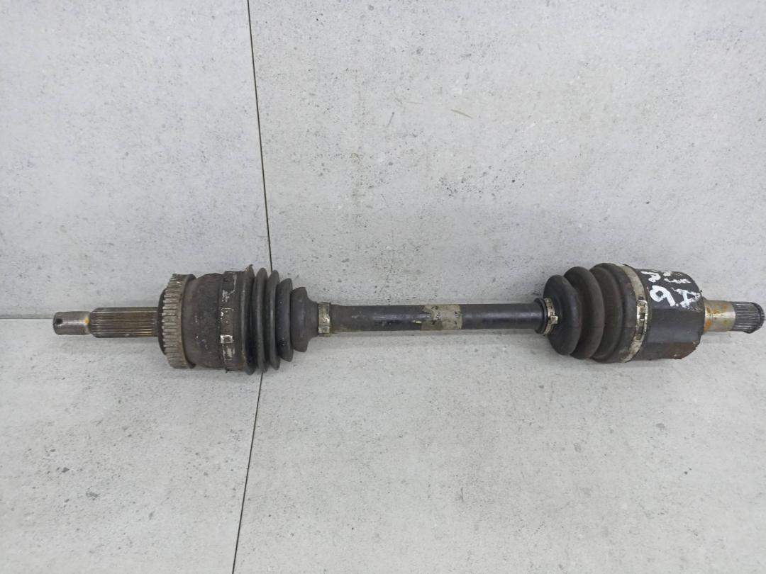 полуось передняя левая (приводной вал, ШРУС) Kia Carens 2 поколение 2009, 495011D700 - фото №1