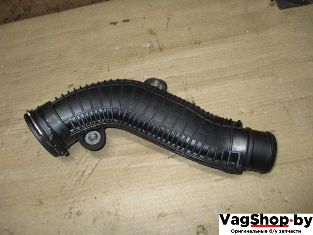 патрубок интеркулера Volkswagen Passat B6 2008, 2.0 л., TSI, CAW, бензин, АКПП, белый, универсал, передний привод, 1K0145840R - фото №1