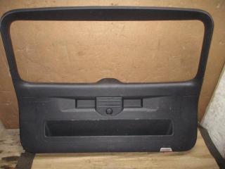 обшивка крышки багажника Volkswagen Touareg 2 поколение 2013, 3.6 л., FSI, CGR, бензин, АКПП, серый, внедорожник 5 дв., полный привод, 7P6867601A, 7P6867603