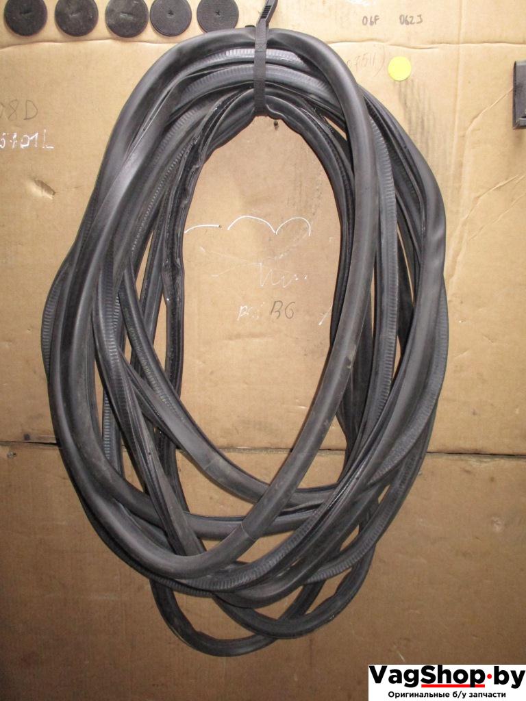 уплотнитель Volkswagen Golf Plus 1 поколение 2006, 2.0 л., TDi, BKD, дизель, МКПП, черный, хетчбэк 5 дв., передний привод, 5M0867911B, 5M0867913B, 5M0827705C - фото №1