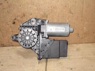 моторчик стеклоподъемника задний правый Volkswagen Golf Plus 1 поколение 2006, 2.0 л., TDi, BKD, дизель, МКПП, черный, хетчбэк 5 дв., передний привод, 5M0839402B