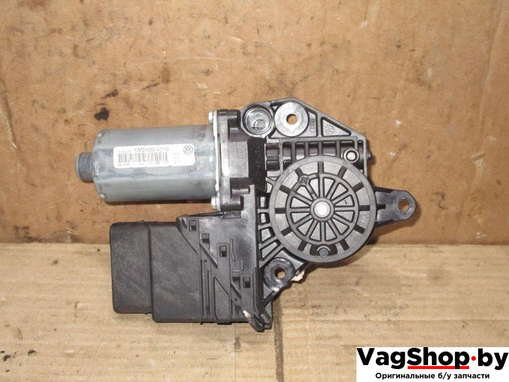 моторчик стеклоподъемника задний левый Volkswagen Golf Plus 1 поколение 2006, 2.0 л., TDi, BKD, дизель, МКПП, черный, хетчбэк 5 дв., передний привод, 5M0839401B - фото №1