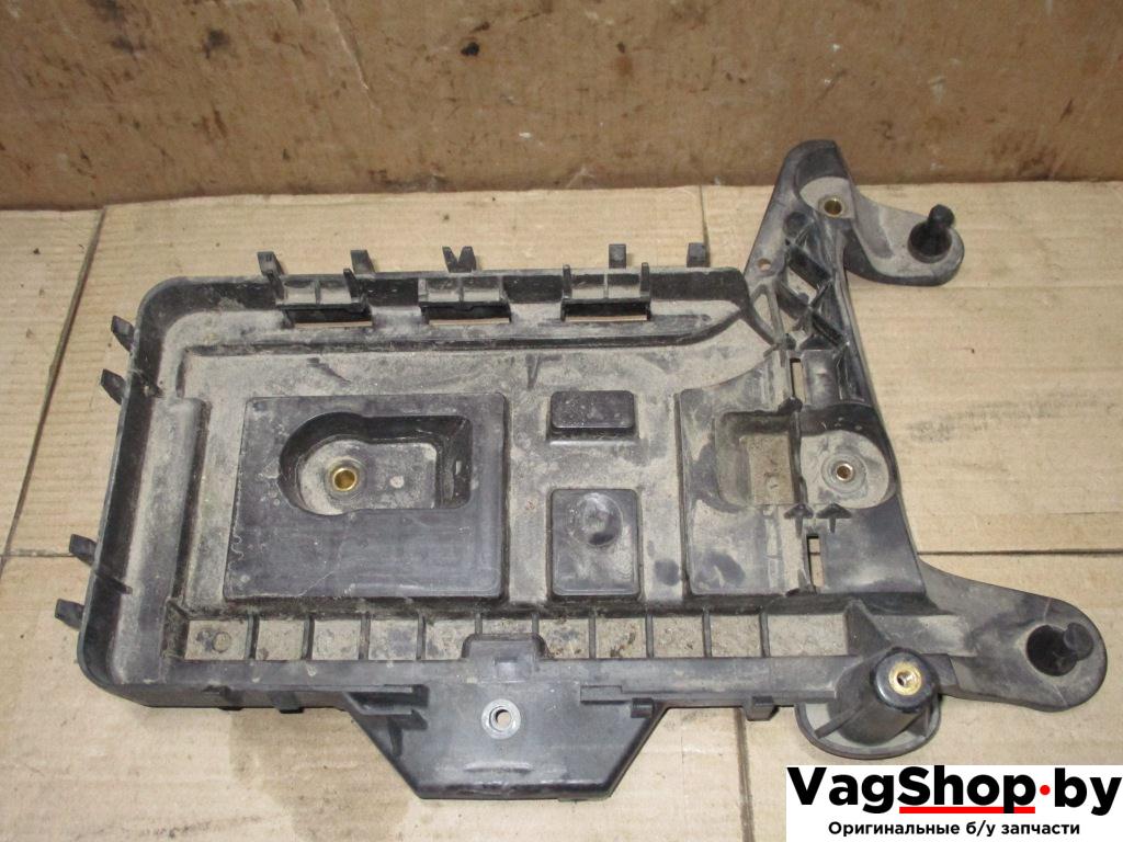 полка аккумулятора Volkswagen Passat B6 2007, 2.0 л., TDi, BMP, дизель, МКПП, черный, универсал, полный привод, 1K0915333C - фото №1