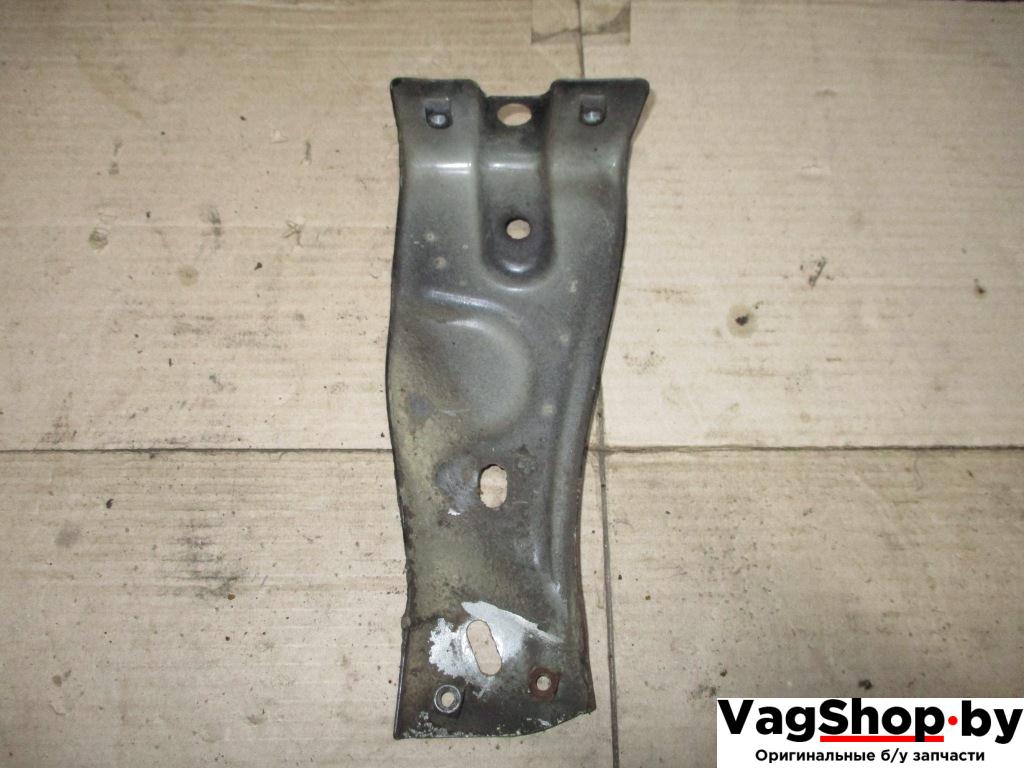 крепление ( кронштейн ) крыла Volkswagen Passat B6 2008, 2.0 л., TDi, BMP, дизель, МКПП, черный, универсал, полный привод, 3C0821142 - фото №1