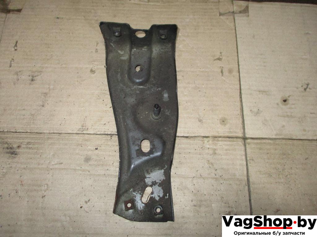 крепление ( кронштейн ) крыла Volkswagen Passat B6 2008, 2.0 л., TDi, BMP, дизель, МКПП, черный, универсал, полный привод, 3C0821141 - фото №1